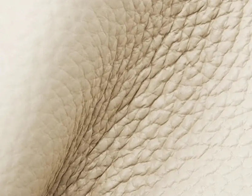 Close-up of grainy beige leather texture for the Sac Tote Cuir Grainé CASSI, showcasing its luxurious feel.