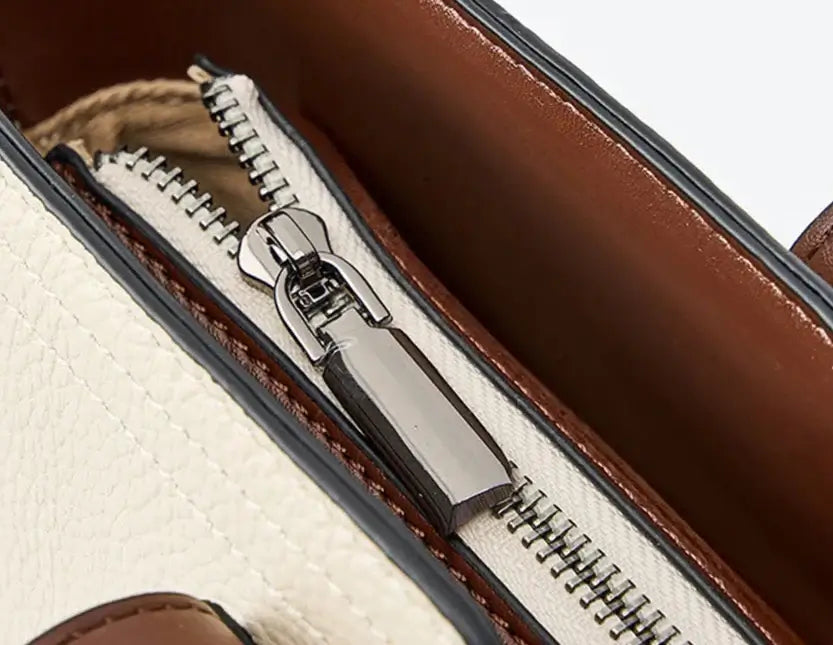 Close-up of the zipper detail on the CASSI Sac Tote Cuir Grainé, showcasing craftsmanship and functional design.