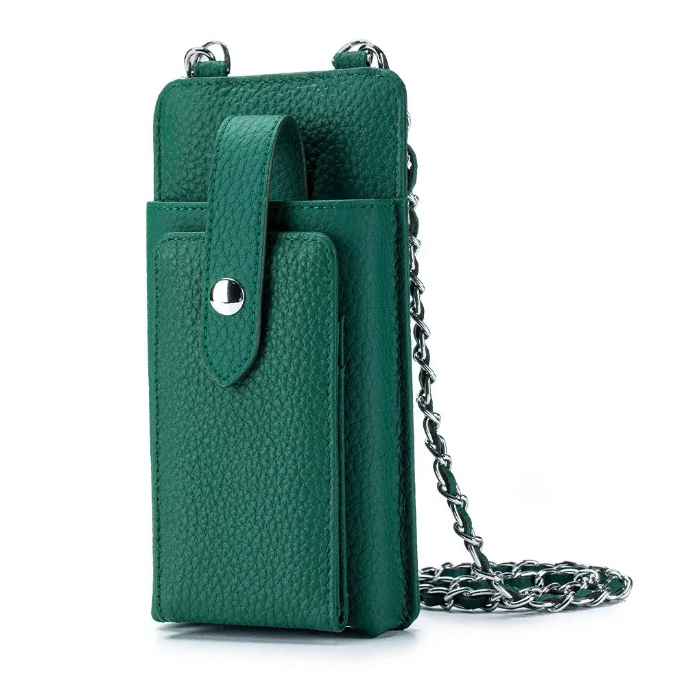 Pochette téléphone en cuir grainé verte, avec poches pour téléphone, cartes et chaîne d'épaule.