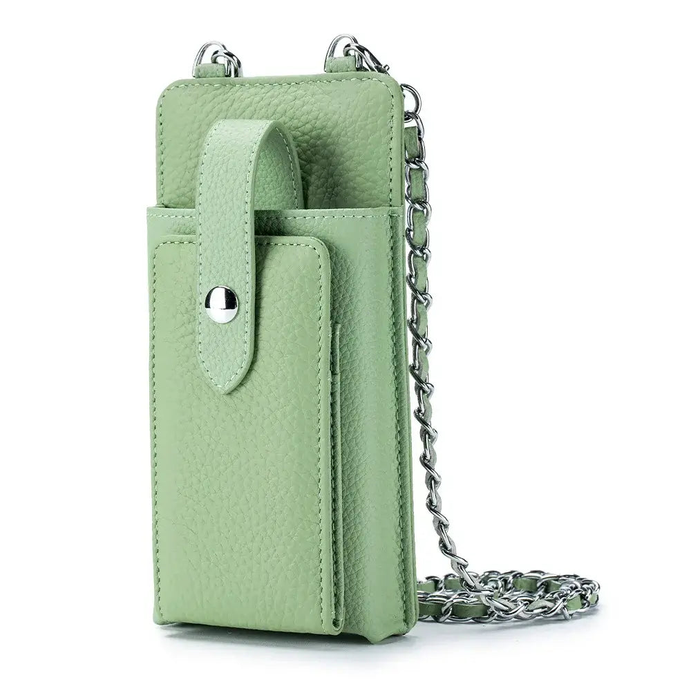 Pochette téléphone en cuir grainé verte avec chaîne, pratique pour transport de téléphone et cartes.