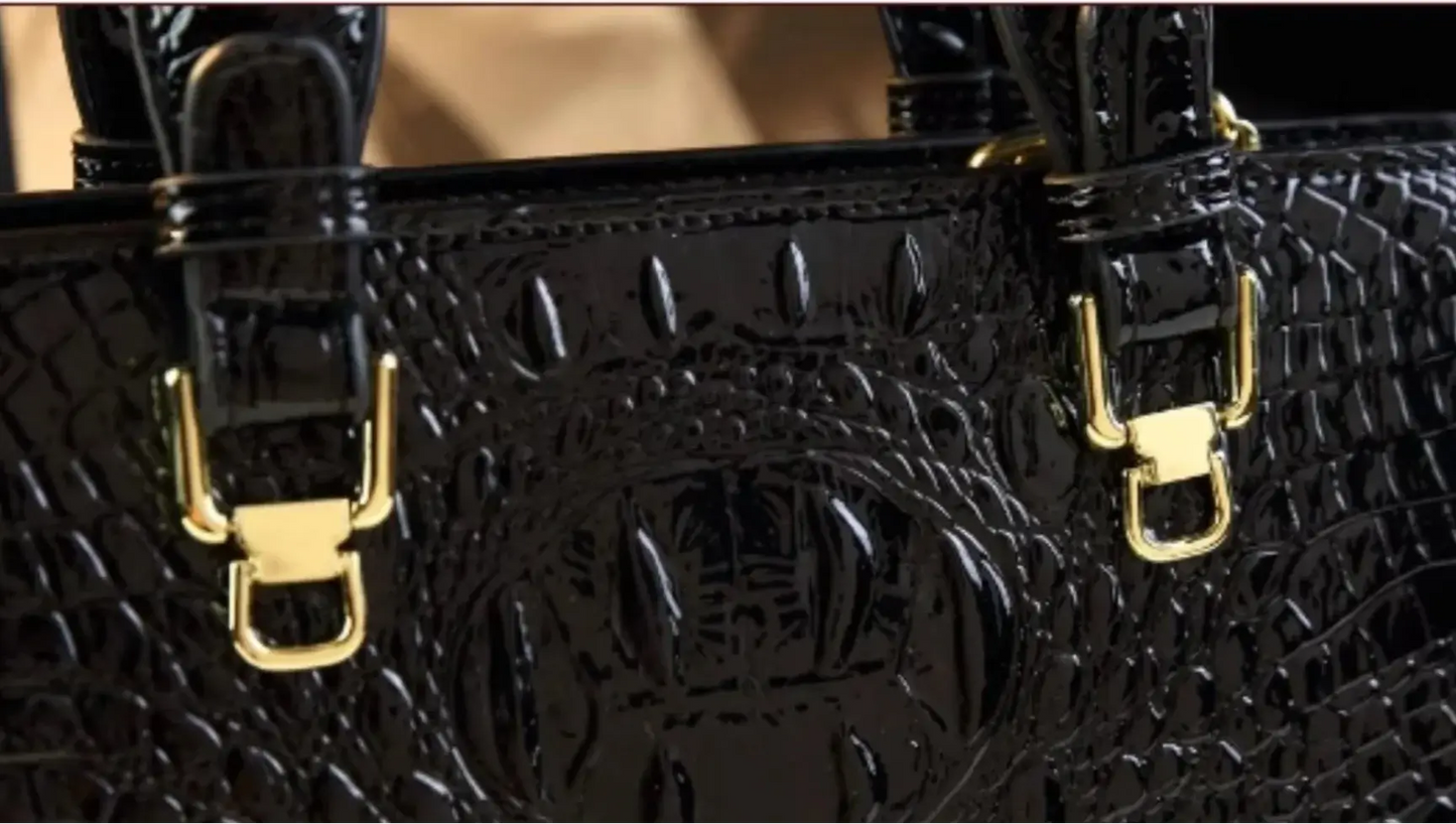 Sac Tote Cuir Croco noir, texture croco, détails en or, de SuzzaneMarket, fashion chic et élégance.