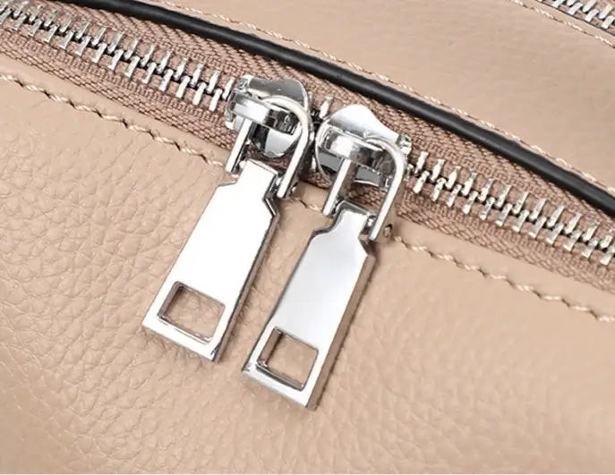 Close-up of the zipper detail on a grain leather Sac Boston, highlighting its quality and craftsmanship.
