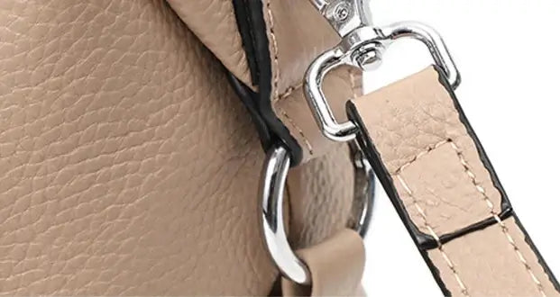 Close-up of the strap and fastening hardware of the Sac Boston Cuir Grainé bag in beige leather.