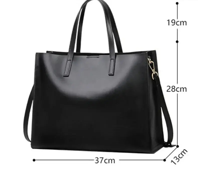Sac fourre-tout en cuir lisse noir avec dimensions, poches intérieures, double poignée, et sangle d'épaule. SuzzaneMarket.