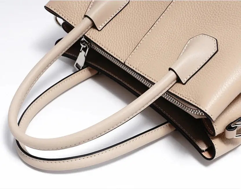 Sac tote cuir grainé beige avec anses et fermeture éclair, présenté vu de haut, idéal pour l'organisation et le style.