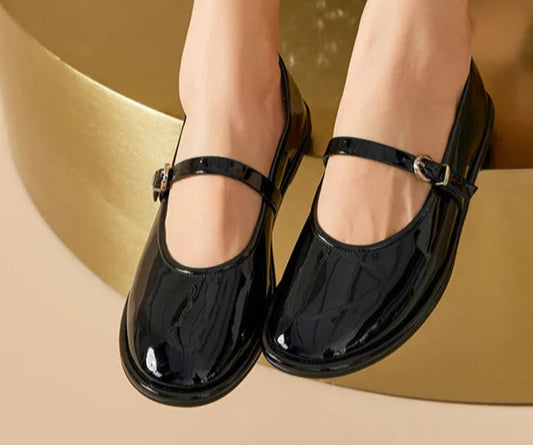 Mary Janes en cuir vernis noir avec bride, élégant et confortable. Disponible en 3 couleurs. |SuzzaneMarket