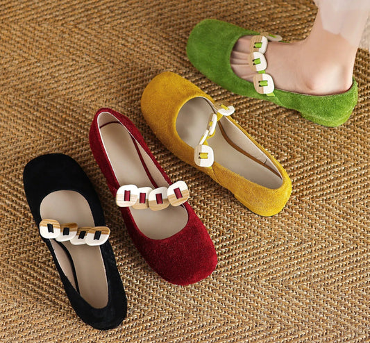 Ballerines en cuir Suède PLOUM en noir, rouge, jaune et vert avec décorations élastiques | SuzzaneMarket.