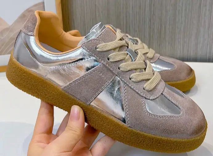 Baskets bi-colore en cuir et suède avec semelle épaisse, lacets et doublure rembourrée pour le confort | Suzzanemarket