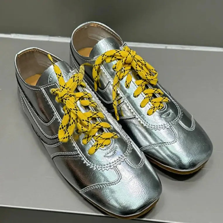 Baskets Bout Carré JAMEA en cuir argenté avec lacets jaunes, style élégant et moderne |SuzzaneMarket