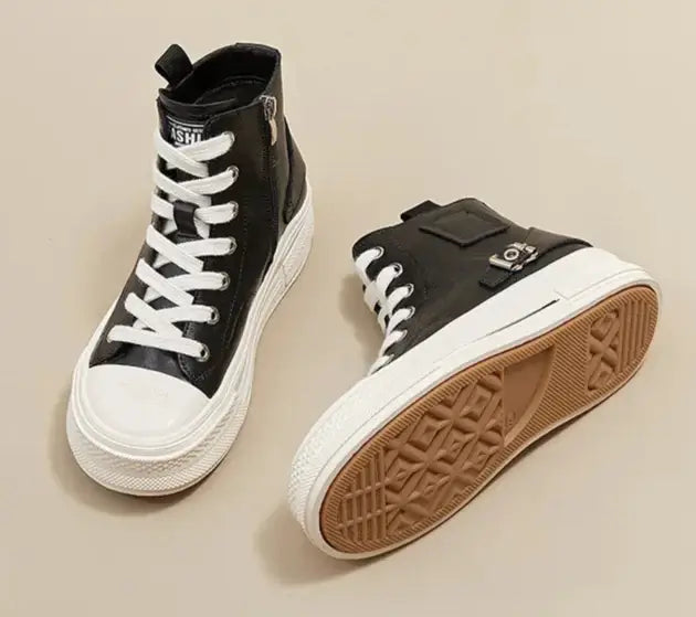Baskets montantes en cuir avec semelle caoutchouc, faux lacets et fermeture zipper, disponibles en 2 couleurs |SuzzaneMarket