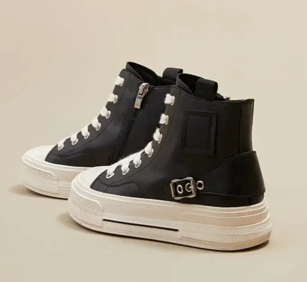 Baskets montantes compensées en cuir noir avec fermeture zipper et détail de boucle | SuzzaneMarket