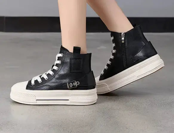 Baskets montantes compensées en cuir noir avec faux lacets et fermeture zipper | SuzzaneMarket