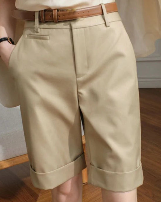 Bermuda classique beige avec revers, coupe droite, long sur le genoux en tissu polyester | SuzzaneMarket