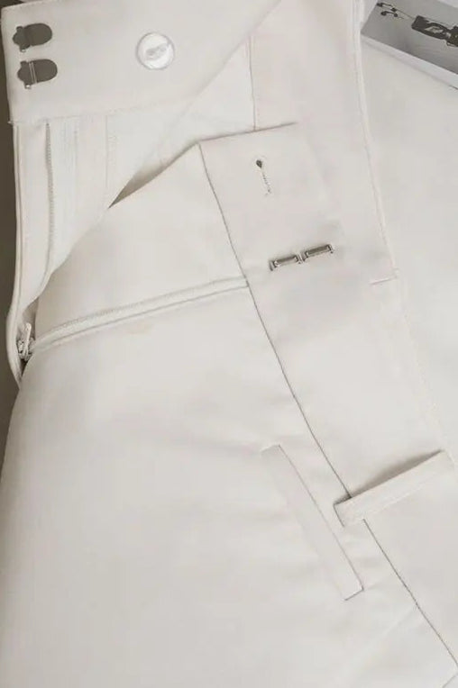 Bermuda classique beige avec revers, détail de la ceinture et de la fermeture | SuzzaneMarket