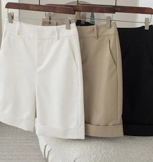 Bermuda Revers en 3 couleurs : blanc, beige et noir. Bermuda classique long avec revers. |SuzzaneMarket