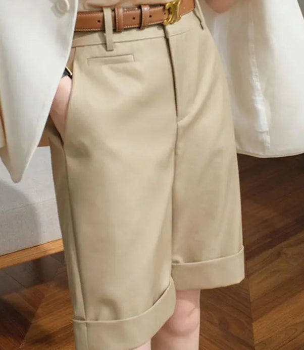Bermuda classique beige avec revers, coupe droite, taille regular | SuzzaneMarket