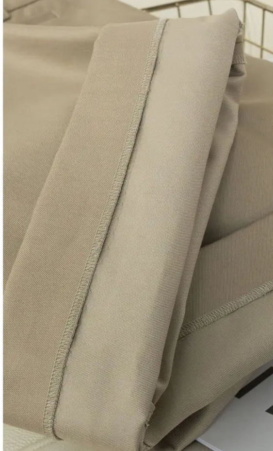 Bermuda revers classique beige en tissu polyester, long sur le genoux avec couture élégante | SuzzaneMarket