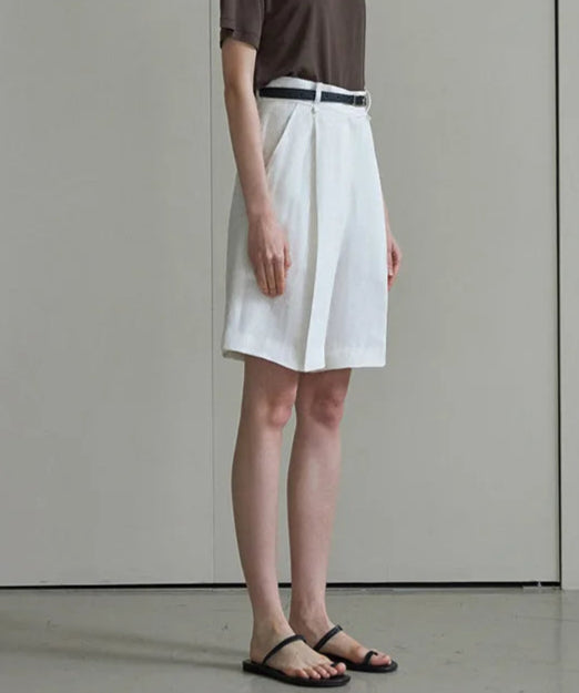 Bermuda en lin classique blanche, coupe droite, taille haute, poches latérales, mode féminine |SuzzaneMarket