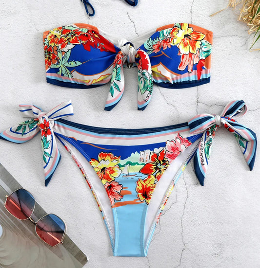 Bikini bandeau noué RINA with colorful floral design, featuring padded cups and low-rise bikini bottom |SuzzaneMarket.
