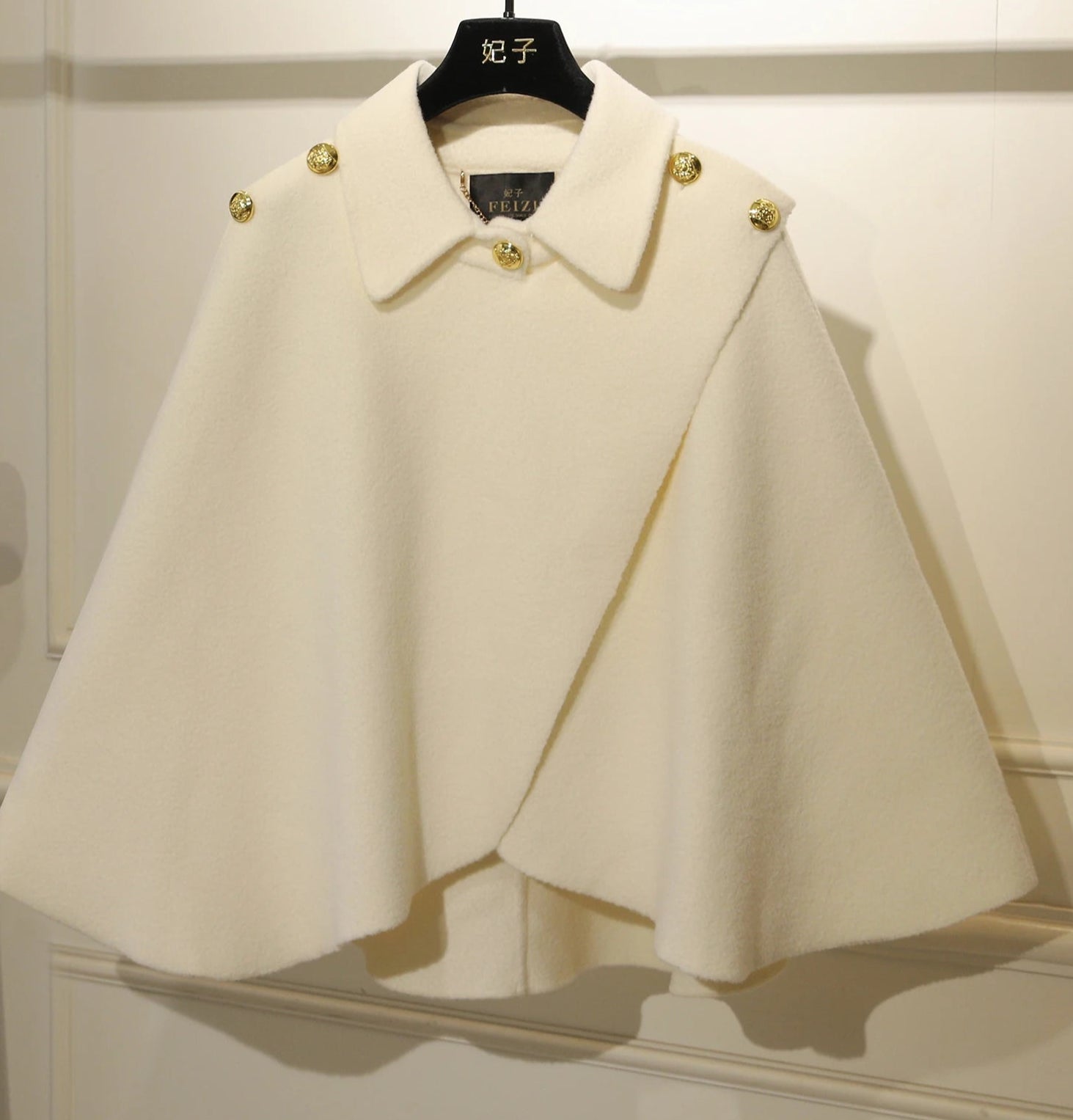Cape Laine Asymétrique en laine mélangée avec boutons dorés, disponible en 4 couleurs | SuzzaneMarket