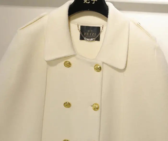 Cape Lainage Double Boutonnage en laine mélangée, couleur crème, avec boutons dorés. Disponible en plusieurs tailles. |SuzzaneMarket