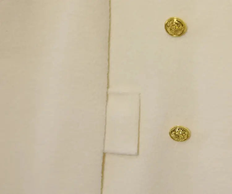 Détails de la cape en laine mélangée, double boutonnage avec boutons dorés, style élégant | SuzzaneMarket