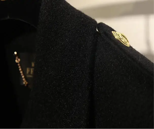Détails de la cape Lainage Double Boutonnage, en laine mélangée, avec bouton doré | SuzzaneMarket