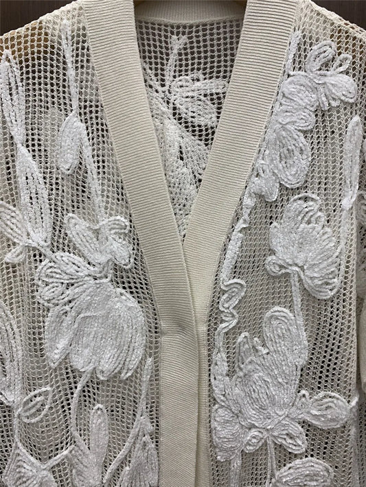 Cardigan en 100% coton ajouré avec broderies florales blanches sur fond clair | SuzzaneMarket