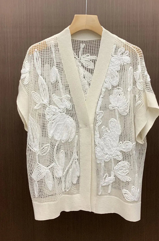 Cardigan en coton ajouré avec broderies florales, manches courtes, couleur crème | SuzzaneMarket