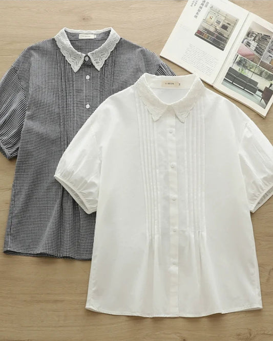 Chemise fine en coton avec col dentelle, manches courtes. Disponible en deux coloris. | SuzzaneMarket