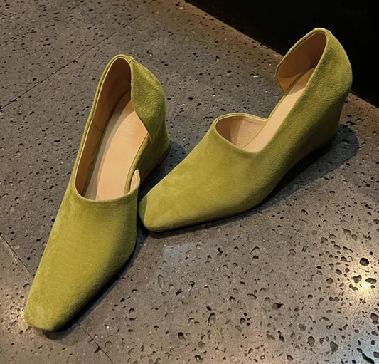 Escarpins talon compensé vert en cuir suède, design élégant et moderne, | SuzzaneMarket