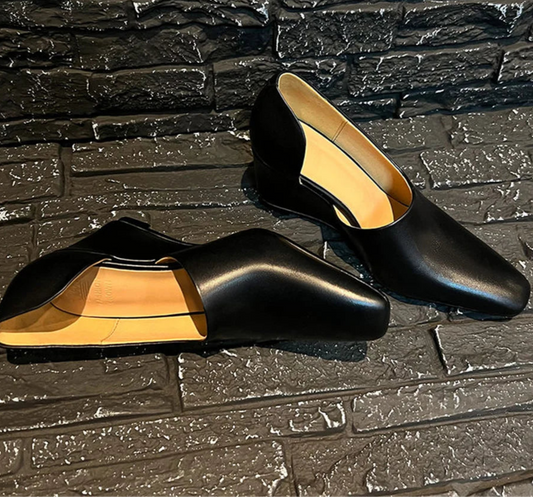 Escarpins talon compensé en cuir lisse noir, bout en amande, design élégant et confortable | SuzzaneMarket