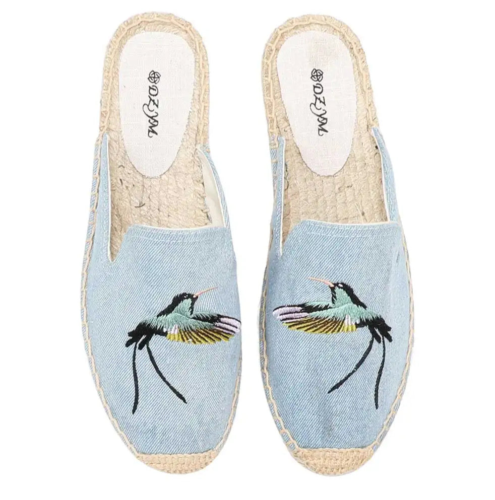 Espadrilles mules en denim brodé avec motif coloré, doublure en coton, semelle en chanvre et caoutchouc | SuzzaneMarket