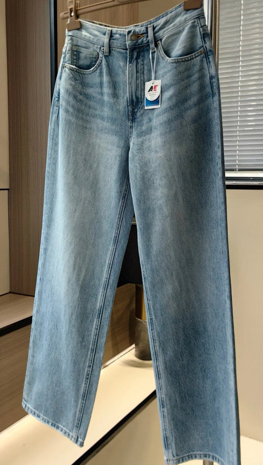 Classic straight-cut jeans in light wash with a regular fit and standard size. Perfect length for shoes |SuzzaneMarket