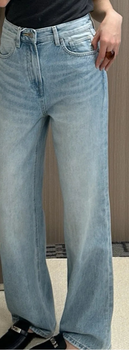 Classical straight cut jeans in light blue, regular fit, perfect length for shoes |SuzzaneMarket