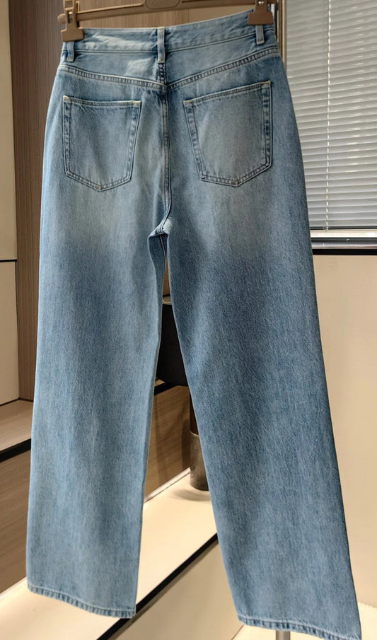 Droit classique jeans with a regular cut and classic details. Fashionable and versatile for everyday wear | SuzzaneMarket