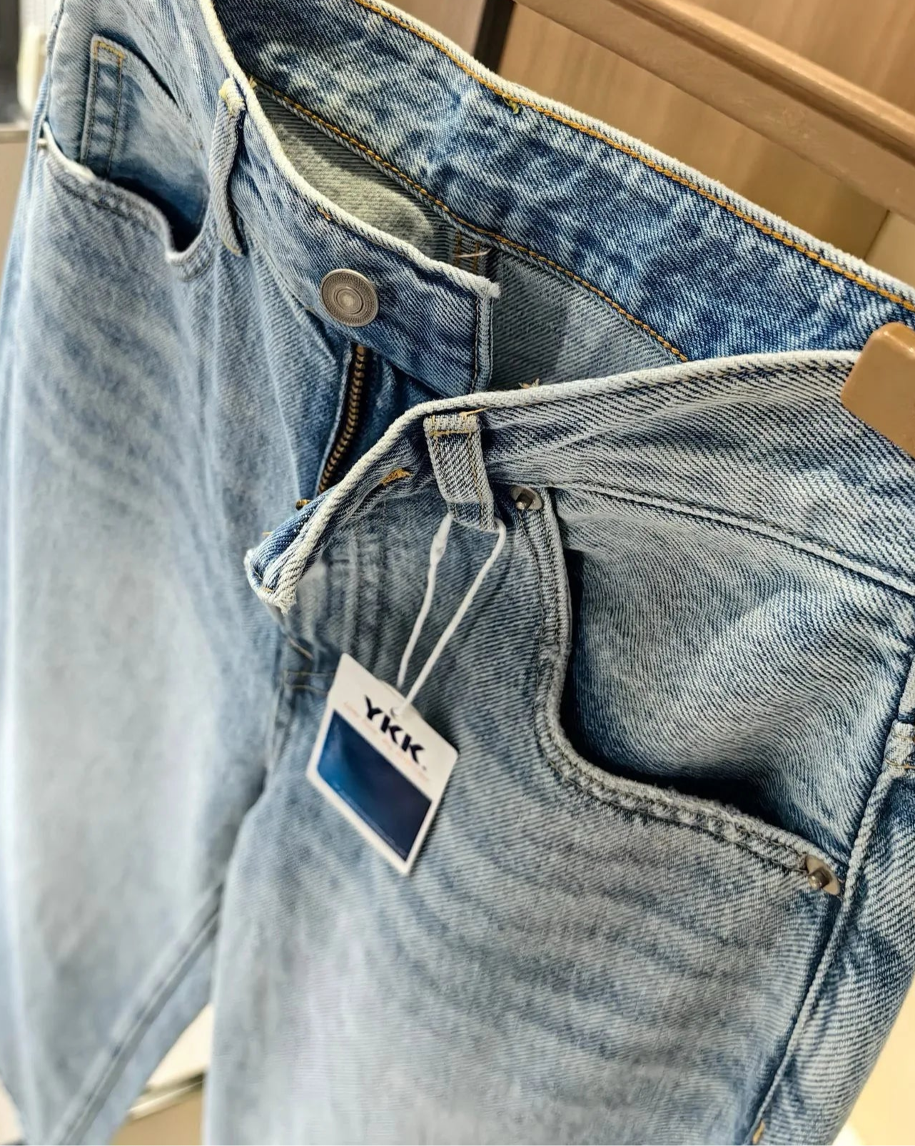Jeans Droit Classique BASA, coupe droite, détails en denim clair, longueur standard | SuzzaneMarket.