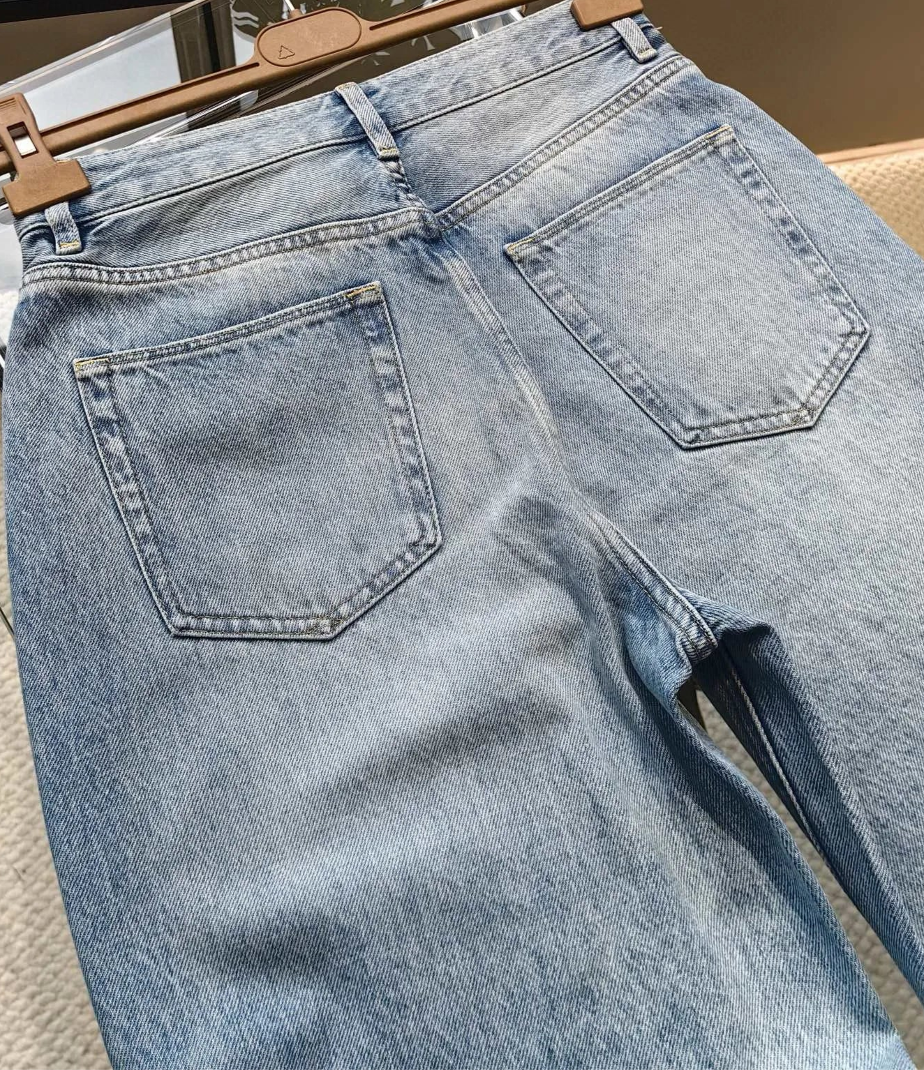 Jeans Droit Classique BASA - Vue arrière des jeans avec coupe droite, détails classiques, longueur chaussures | SuzzaneMarket.