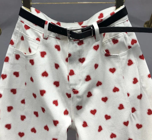 Jeans Droit Imprimé en coton stretch avec motifs de cœurs rouges, coupe slim, longueur cheville | SuzzaneMarket