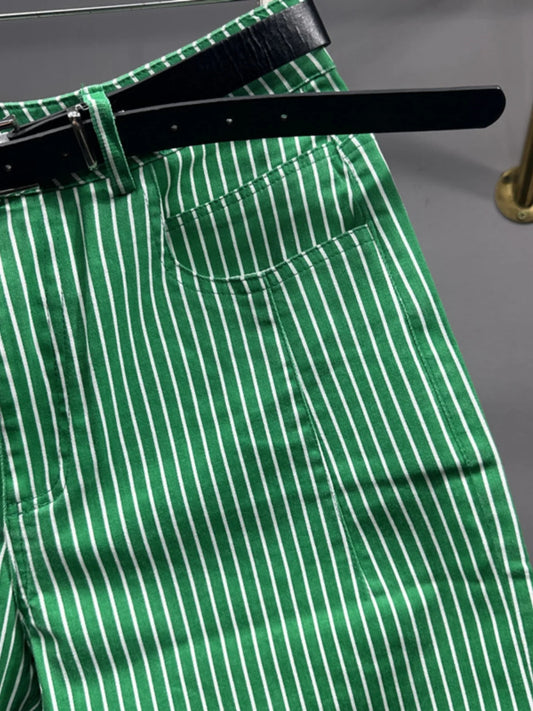 Jeans droit imprimé vert à rayures blanches, taille haute avec ceinture noire | SuzzaneMarket