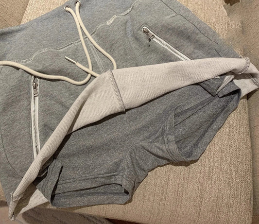 Sweat Jupette Shorty in gray with elastic waistband and drawstring, showcasing integrated shorts. |SuzzaneMarket
