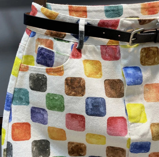 Jupe courte en denim imprimé avec motifs colorés, taille haute et coupe droite, sans ceinture. | SuzzaneMarket