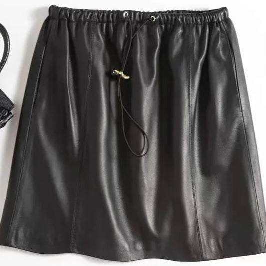 Jupe Court Cuir noire avec taille élastique et cordon de serrage, style décontracté, confortable. |SuzzaneMarket