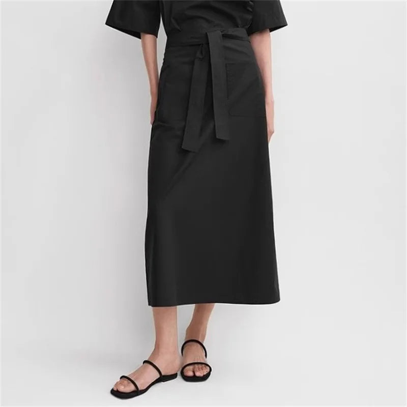 Jupe droite en popeline noire avec ceinture nouée, longueur mi-mollet. | SuzzaneMarket