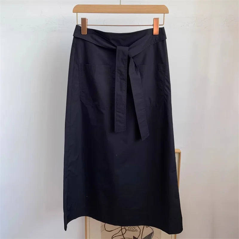 Jupe droite en popeline de coton, couleur noire, taille ceinture nouée, longueur mi-mollet | SuzzaneMarket