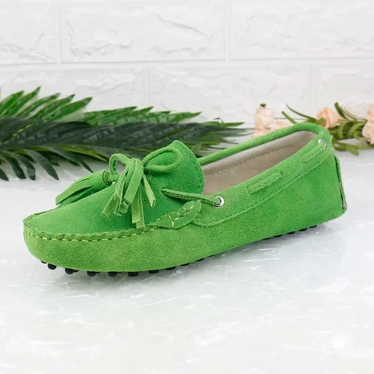 Loafers Cuir Suède vert avec lanière et pompons, semelle confort textile | SuzzaneMarket
