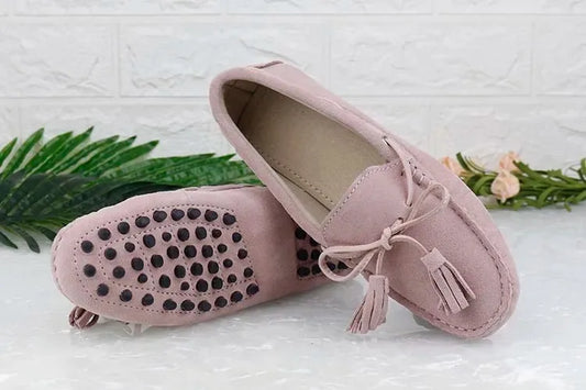 Loafers en cuir suède rose avec semelle picots en caoutchouc et pompons | SuzzaneMarket