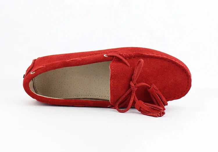 Loafers en cuir suède rouge avec lanière et pompons, confort textile et semelle en caoutchouc | SuzzaneMarket.
