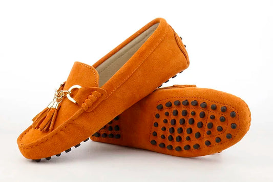 Loafers en cuir suède orange avec pompons et semelle confort | SuzzaneMarket.