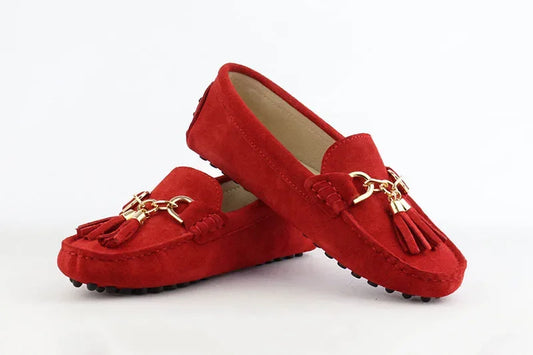 Loafers en Cuir Suède rouge avec pompons et boucle dorée, confort textile, semelle caoutchouc | SuzzaneMarket